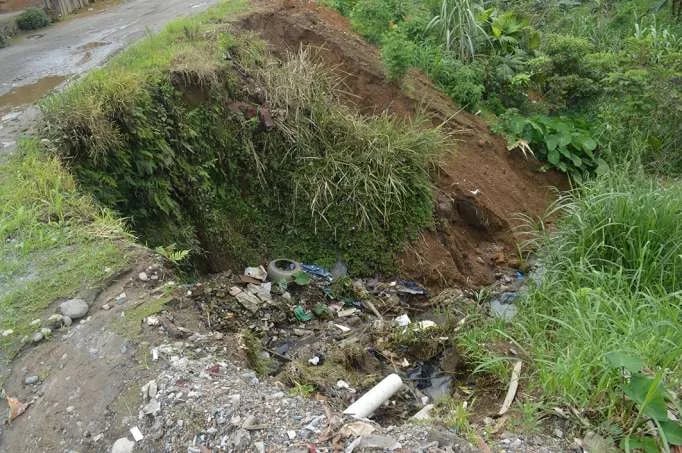 Ecuador: Daños viales que se profundizan con las lluvias en Santo Domingo