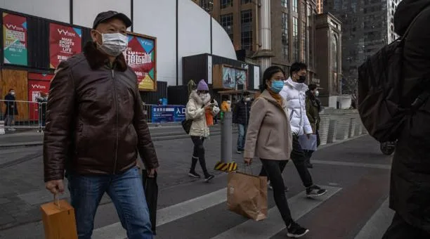 El uso de doble mascarilla aumenta la protección contra el covid-19, dicen los CDC de Estados Unidos