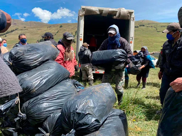 Ecuador: Autoridades de cantones afectados por cenizas y el MAG trabajan para atender a productores