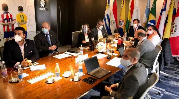 La FIFA quiere llevar las eliminatorias sudamericanas a Europa; el organismo se reunió con la Conmebol