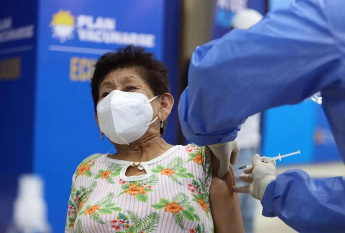 Ecuador: Personas mayores de 90 años pueden vacunarse sin turno previo