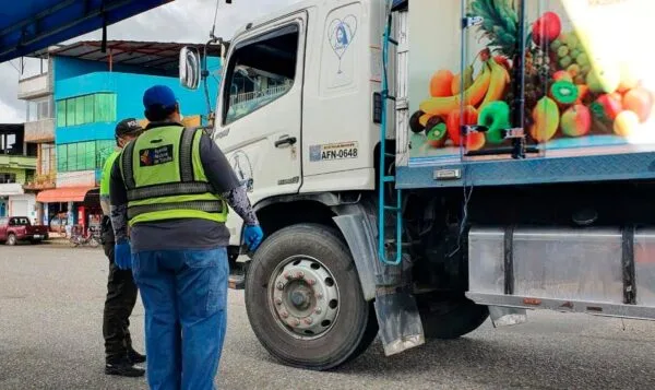 Ecuador: Sectores productivos y alimenticios exentos de restricciones y tendrán libre circulación
