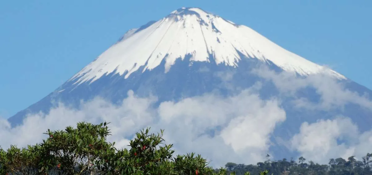 Advierten de leve caída de ceniza volcánica en dos provincias de Ecuador