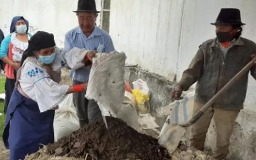 Ecuador: Productores de uvilla aprenden a elaborar abonos orgánicos