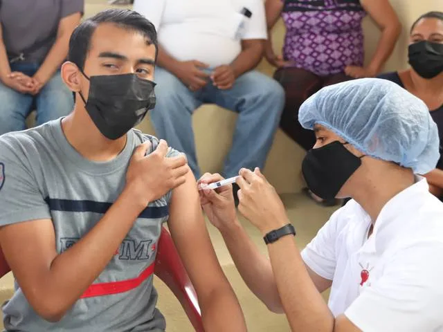 En centros de vacunación de Guayaquil se inmuniza desde 18 años solo con cédula; entre martes y miércoles se aplicaron en el país 706.322 dosis contra el COVID-19