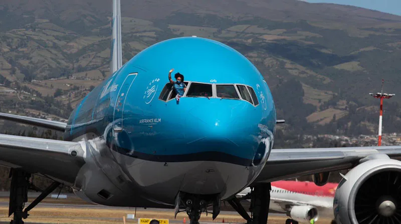 Deportes: Las medallistas de Ecuador flamearon una Bandera al llegar al aeropuerto de Quito