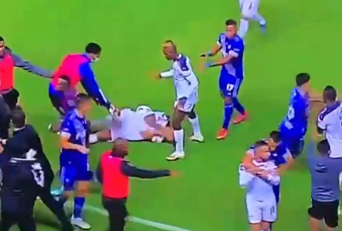 Deportes: Emelec defiende a Dixon Arroyo luego de la pelea en el partido frente a Liga de Quito