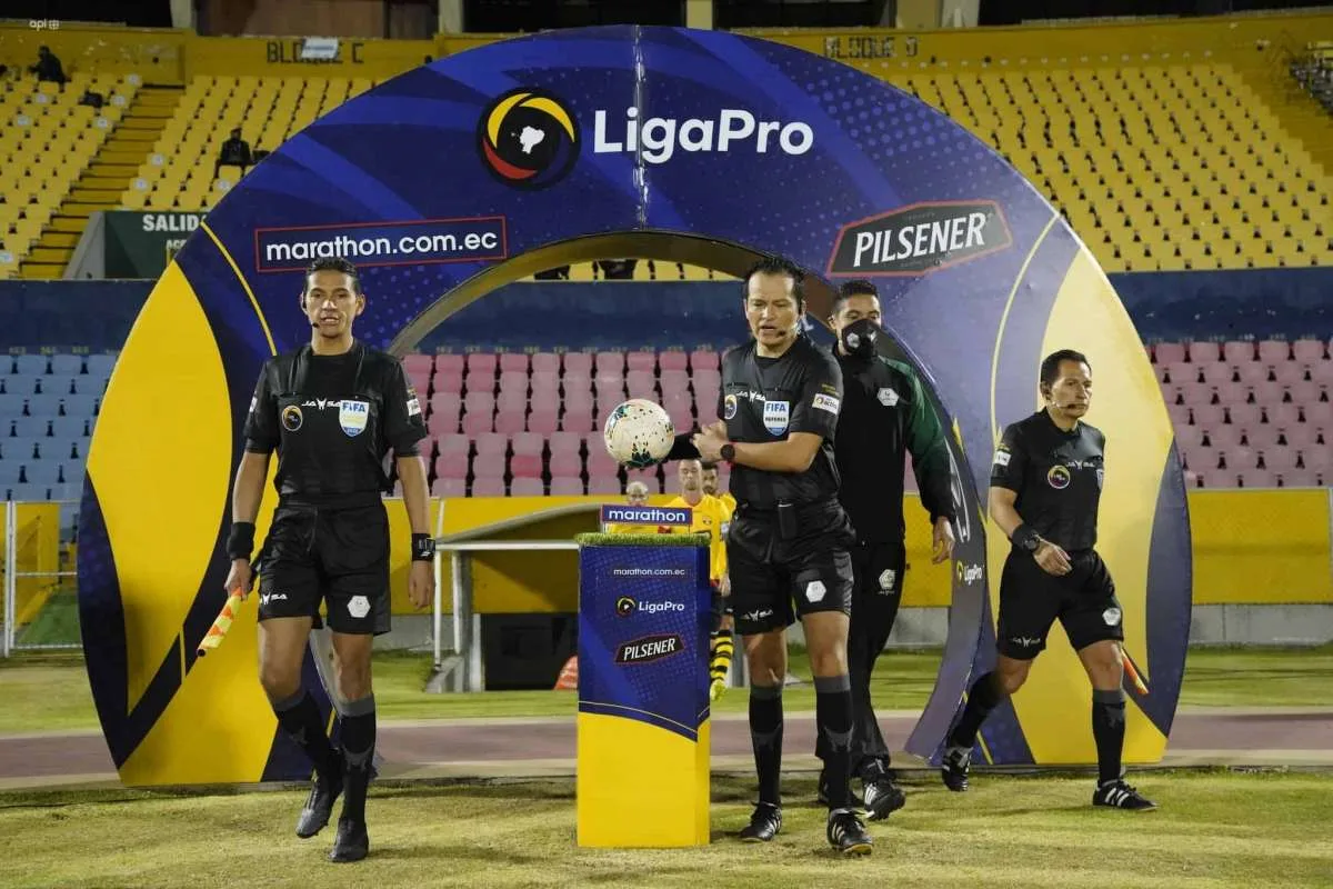 Deportes: Presidente de la Federación Ecuatoriana de Fútbol pide excluir a árbitros