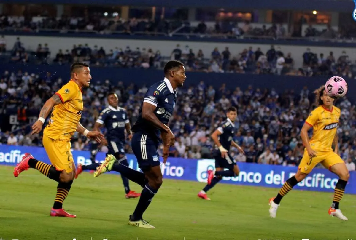 Deportes: Nassib Neme "organizamos un partido de fútbol, el más importante del país, no una misa en la iglesia del pueblo"