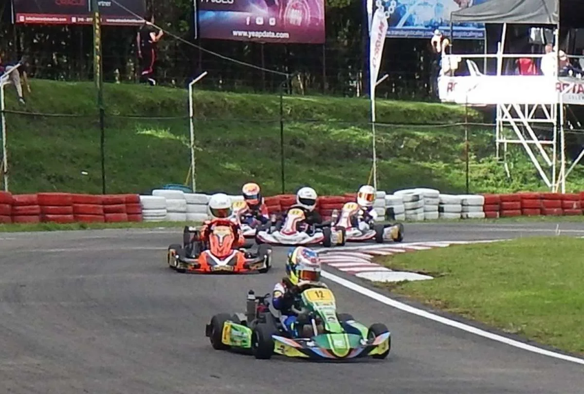 Deportes: Fernando Alonso felicitó a joven piloto ecuatoriano