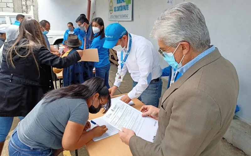 Ecuador: Más de 200 productores de Azuay recibieron títulos de propiedad