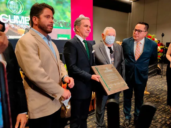 Cumbre de Banano y Cacao hace reconocimiento a Esteban Quirola