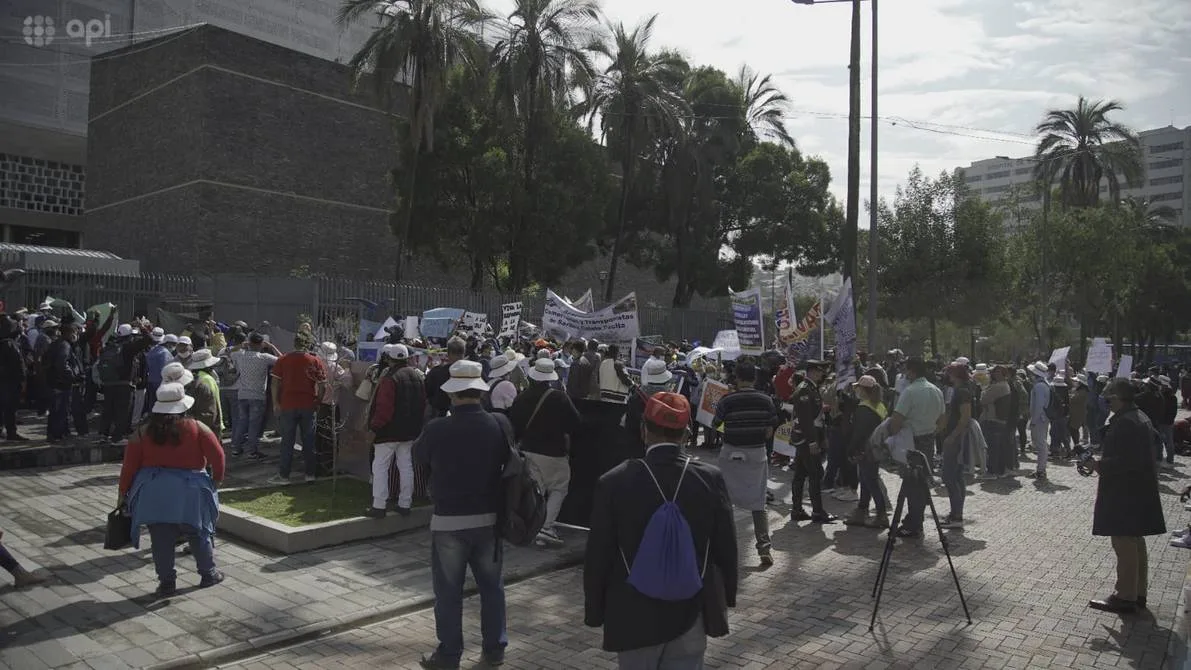 Ecuador: Grupos a favor y en contra de la reforma a la Ley de Pesca realizan plantones en los exteriores de la Asamblea Nacional