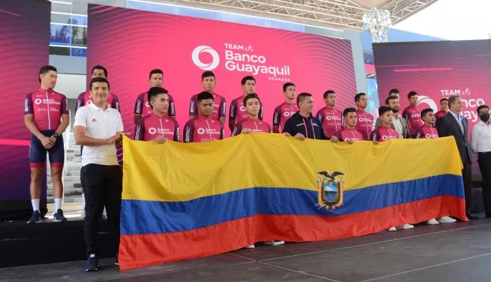 Bajo la guía de Richard Carapaz