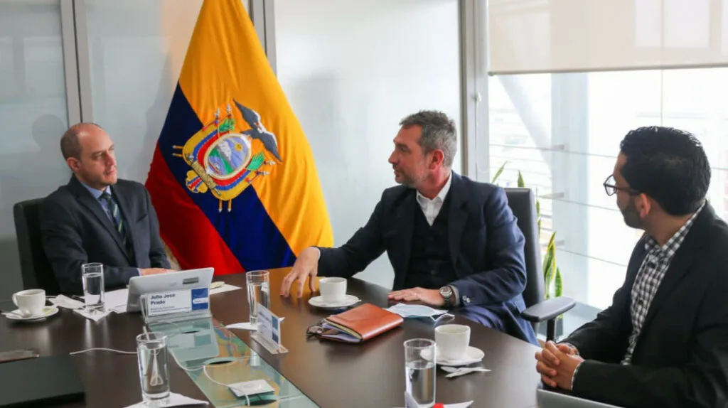 Ecuador: Gobierno aprueba 67 contratos de inversión en áreas como minería y cultivo de arándanos
