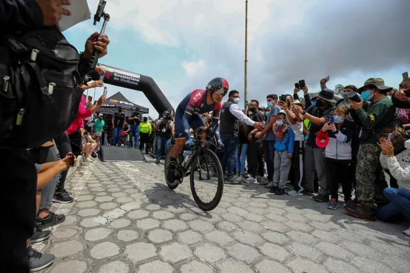 Deportes: Richard Carapaz, enfermo, no toma la salida en la quinta etapa de la Tirreno-Adriático