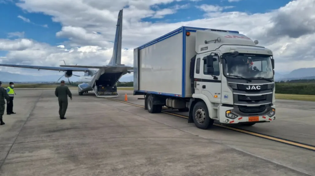 Ecuador: Gobierno traslada alimentos y medicinas por vía aérea, debido al paro