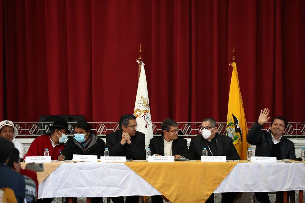 Gobierno bajará cinco centavos más al diésel, a la extra y a la ecopaís; y el movimiento indígena acepta terminar el paro nacional