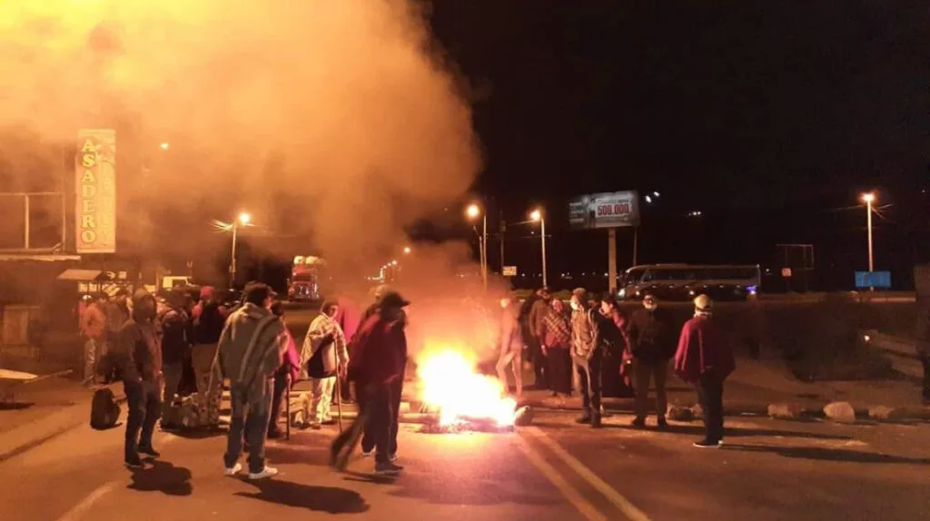 Ecuador: Varias vías amanecen bloqueadas por la movilización nacional