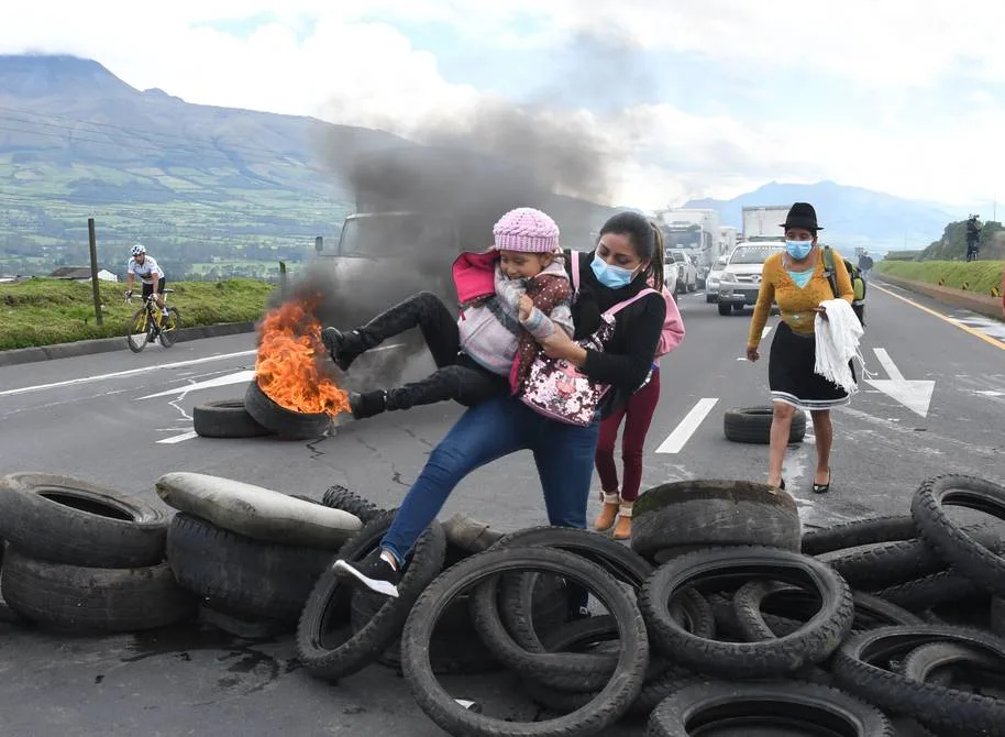 Paro nacional: Vías de doce provincias están cerradas en el segundo día de movilizaciones convocadas por la Conaie