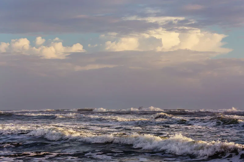 Intensidad de las olas y vientos incrementan esta semana en las costas ecuatorianas
