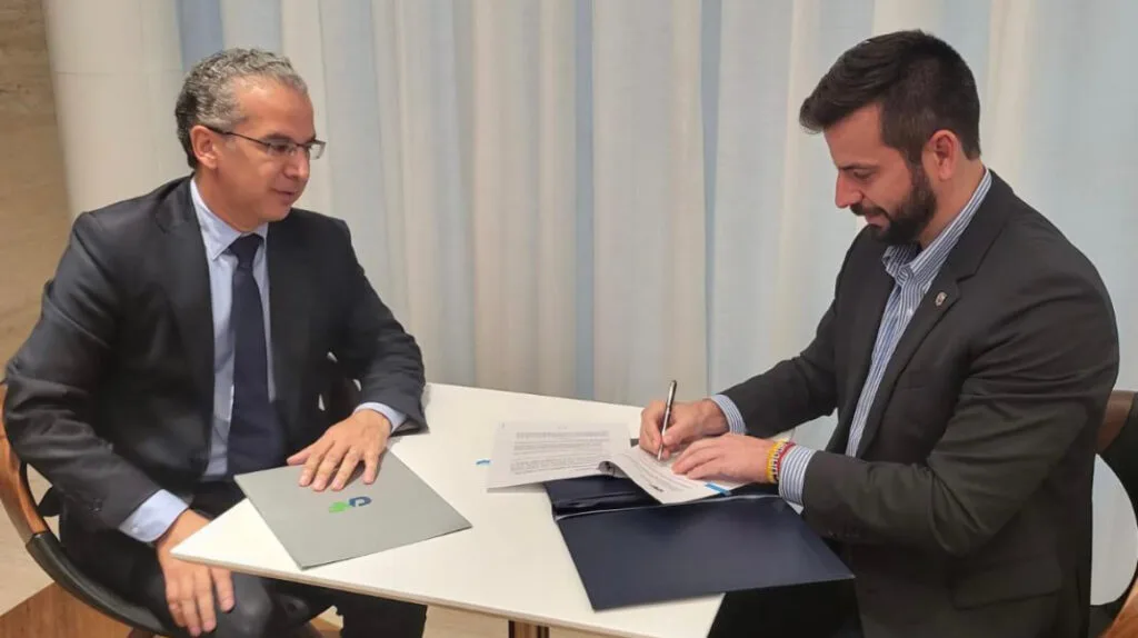 Ecuador firma convenio con la CAF para acceder a USD 7.000 millones