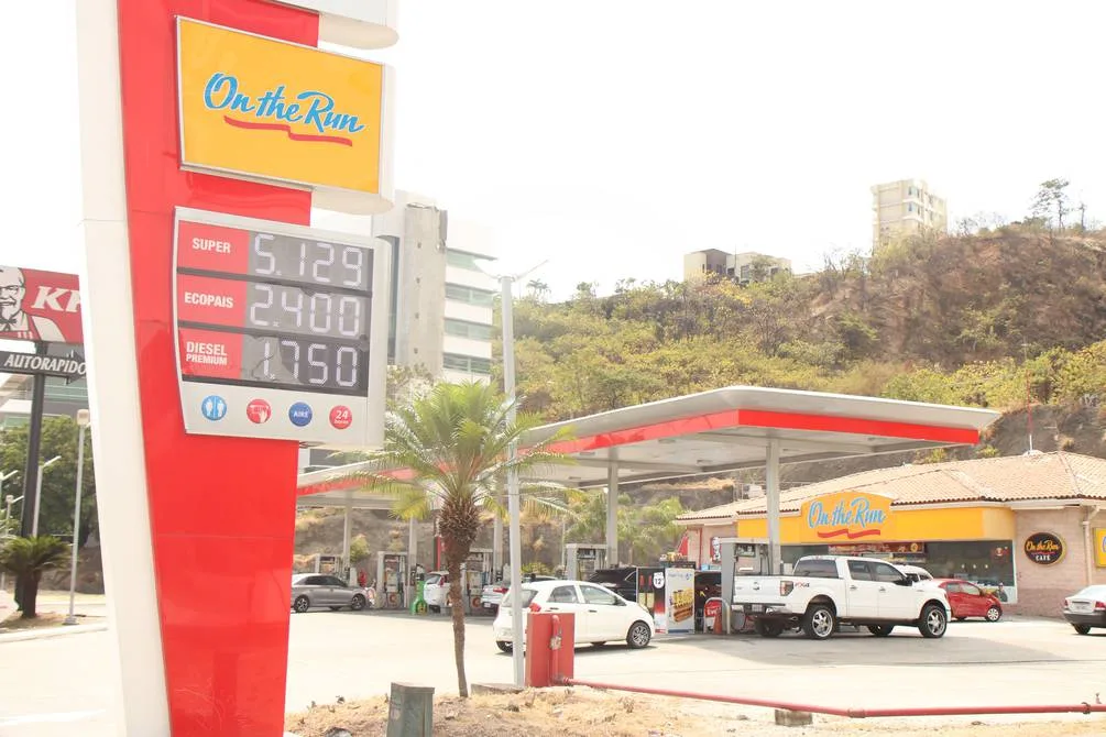 Consumo de gasolina súper sigue cayendo: La participación de este combustible en julio bajó al 2,4 % por su alto precio