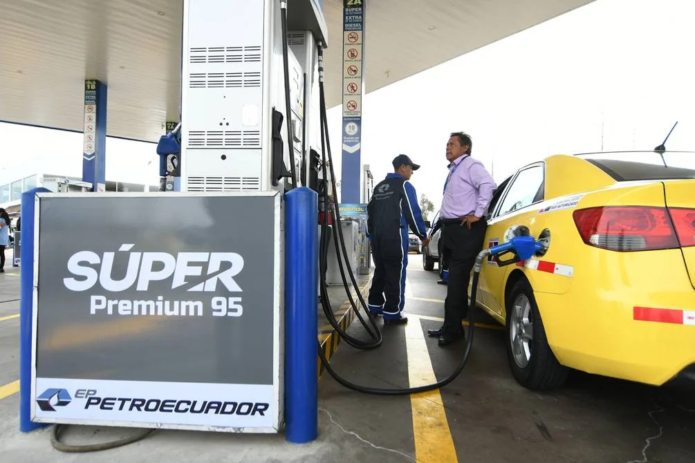 Se reduce el precio de la gasolina súper a $4,28 por galón
