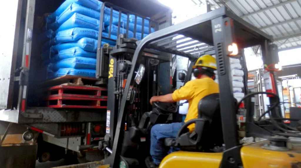 Ecuador venderá alimentos para animales a Colombia por derrumbe