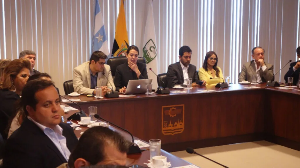 Empresas deben incluir una mujer por cada tres personas en su directorio