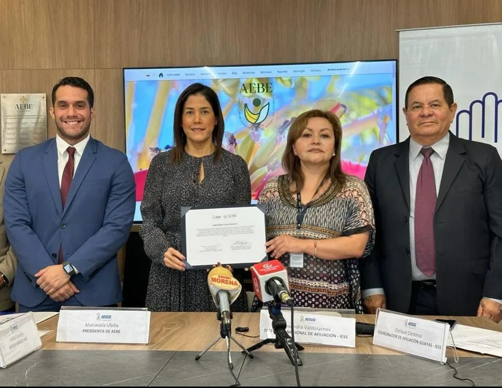 AEBE firma convenio con el IESS
