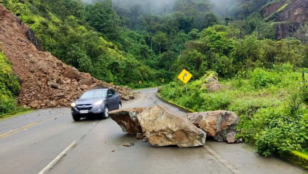 Gremios productivos de Azuay reclaman atención urgente a la vialidad