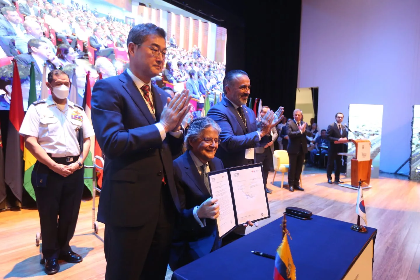 Ecuador planea abrir nuevas obras viales con apoyo de Corea