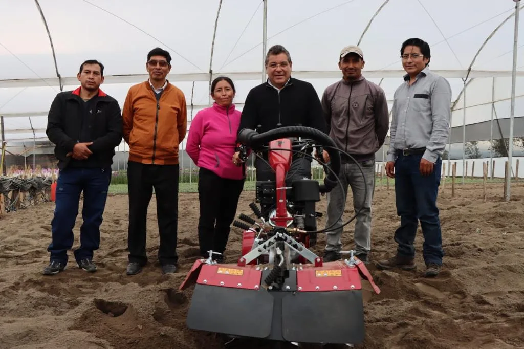 Pequeños productores se benefician de entrega de motocultores
