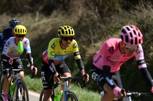 Richard Carapaz cierra entre los 10 mejores en País Vasco