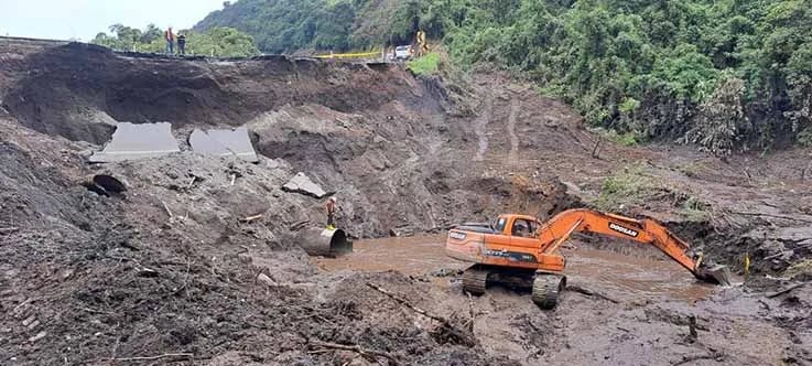 Vía Alóag – Santo Domingo afectada por hundimientos