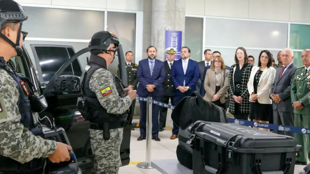 Ecuador usará escáneres donados por EE.UU. en las fronteras
