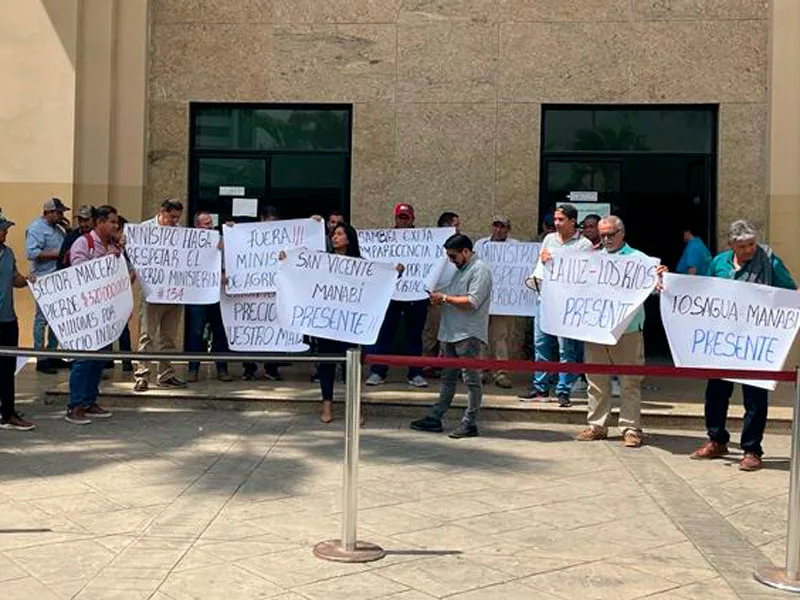 Maiceros protestaron por fijación de precio afuera del Gobierno del Litoral