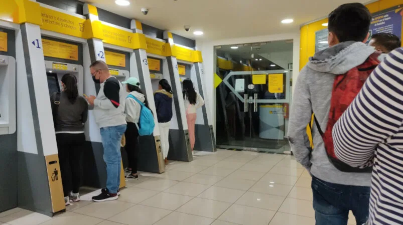 Estos son los canales de atención de los bancos en el feriado