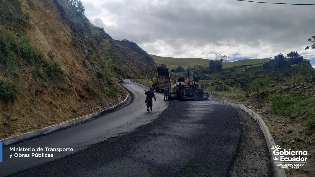 MTOP firma convenio para asfalto de la vía Sigchos, en Cotopaxi