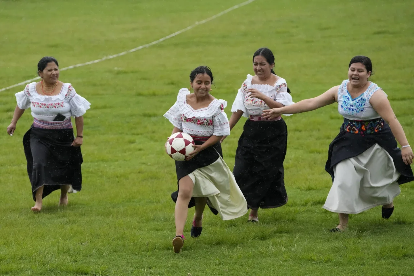 El fútbol de mano con anaco-falda une a las mujeres de una comunidad indígena del norte de Ecuador