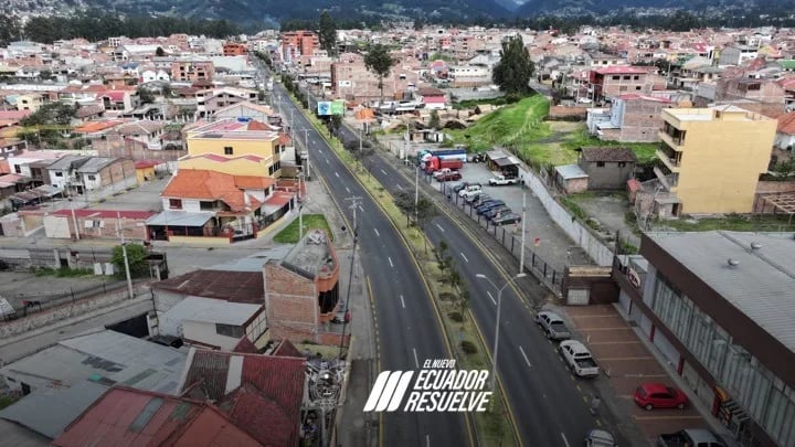 Rehabilitada la vía Medio Ejido – beneficiando a la comunidad azuaya