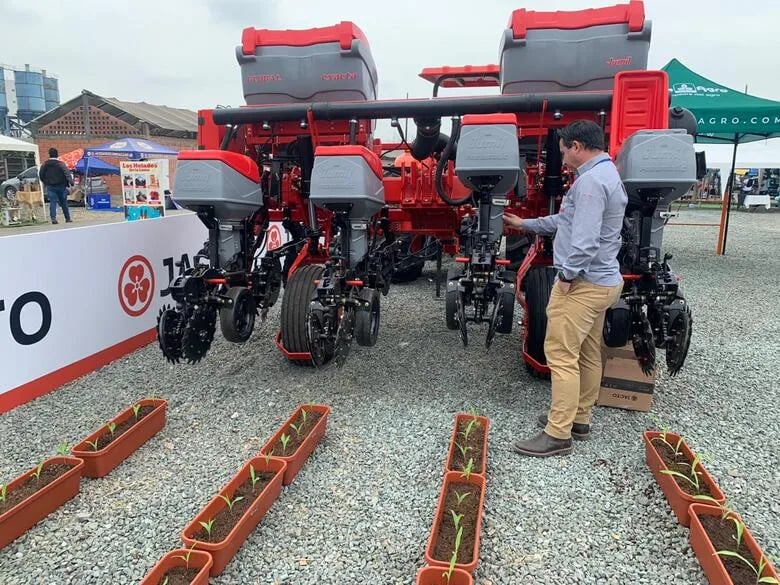 ECUADOR: Innovadora sembradora eléctrica de maíz, fue presentada en la Feria Ganadera de Durán