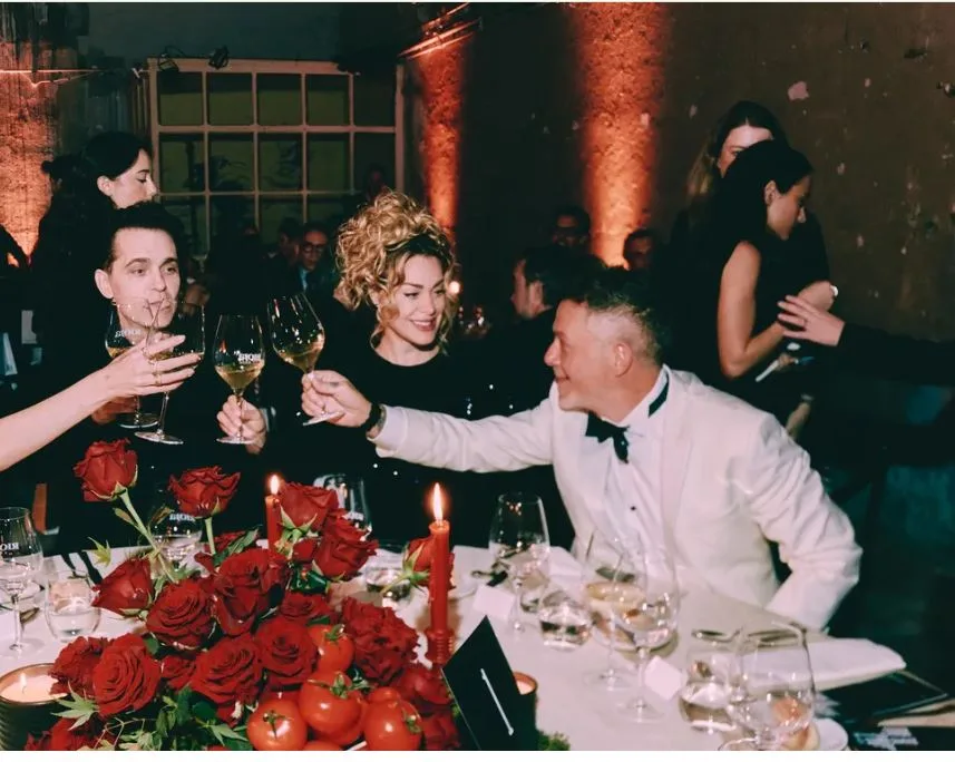 Alejandro Sanz, premiado entre rosas ecuatorianas