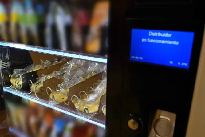 Banano de Canarias se incluirá en las máquinas expendedoras de colegios de todo el país