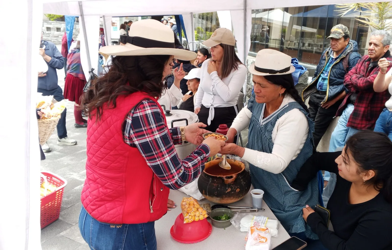 Azogues impulsa la venta directa de productores rurales