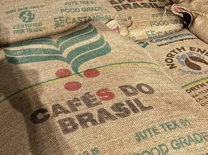Bangladesh recibe el primer envío de café verde brasileño.